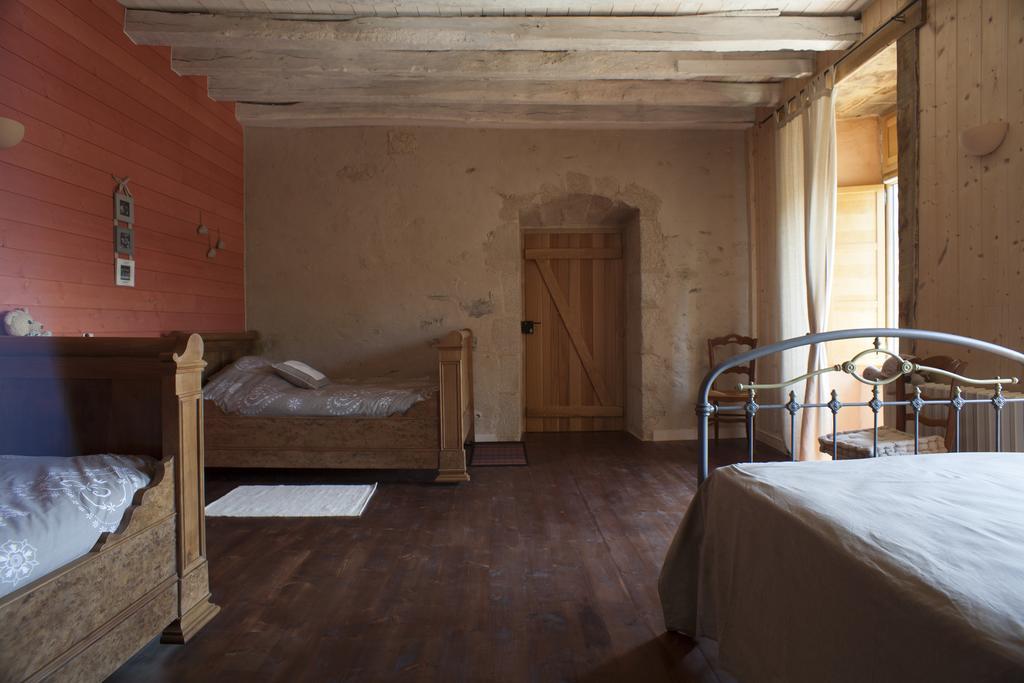 Bed and Breakfast Logis De Riparfonds Бресюир Экстерьер фото